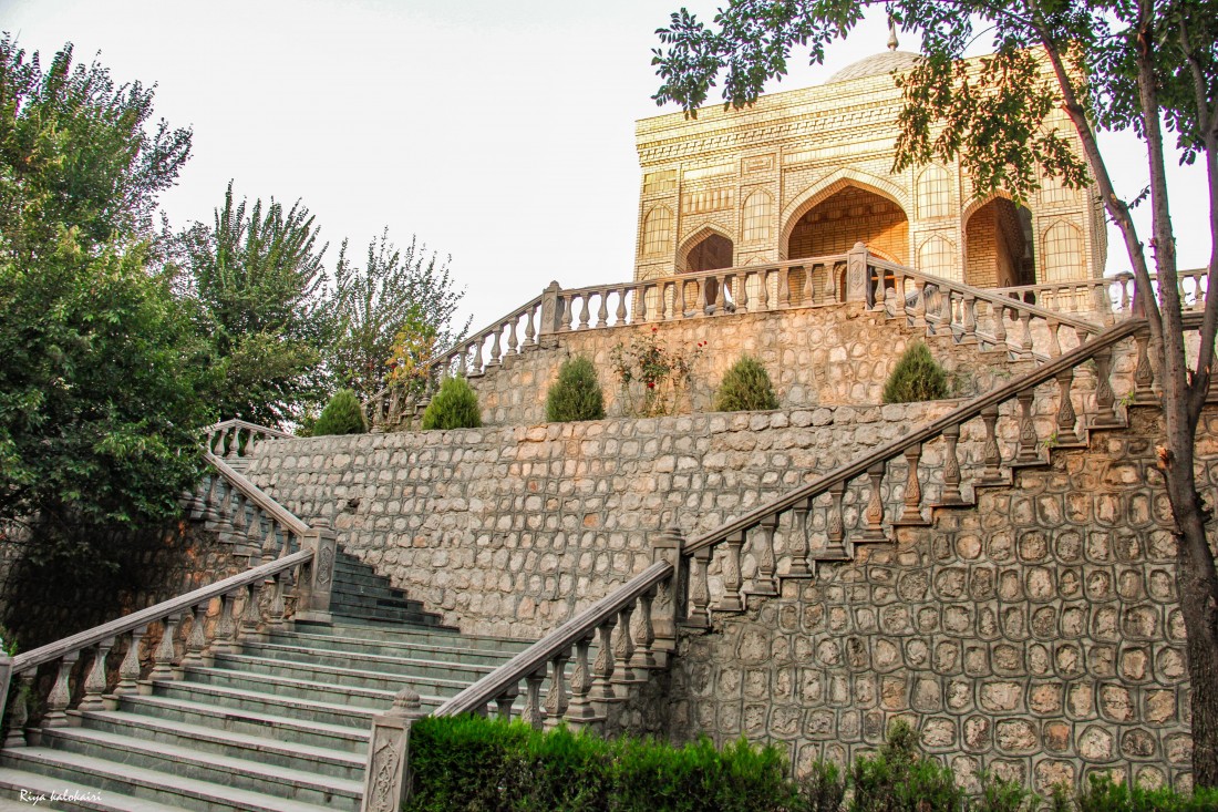 Guía local mostrando Andiján a viajeros en el valle de Ferganá, Uzbekistán oriental