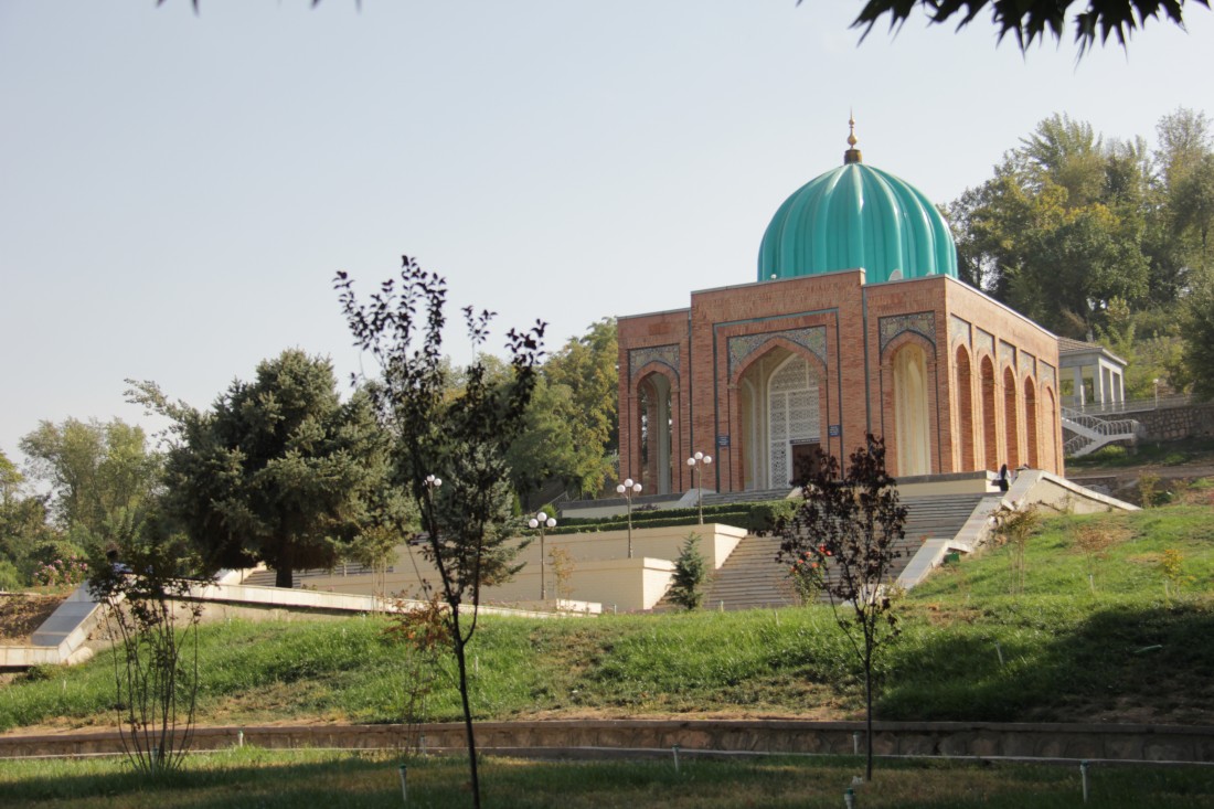 Monumento y memoria de Babur en Andiján, Uzbekistán; homenaje al fundador del Imperio Mogol