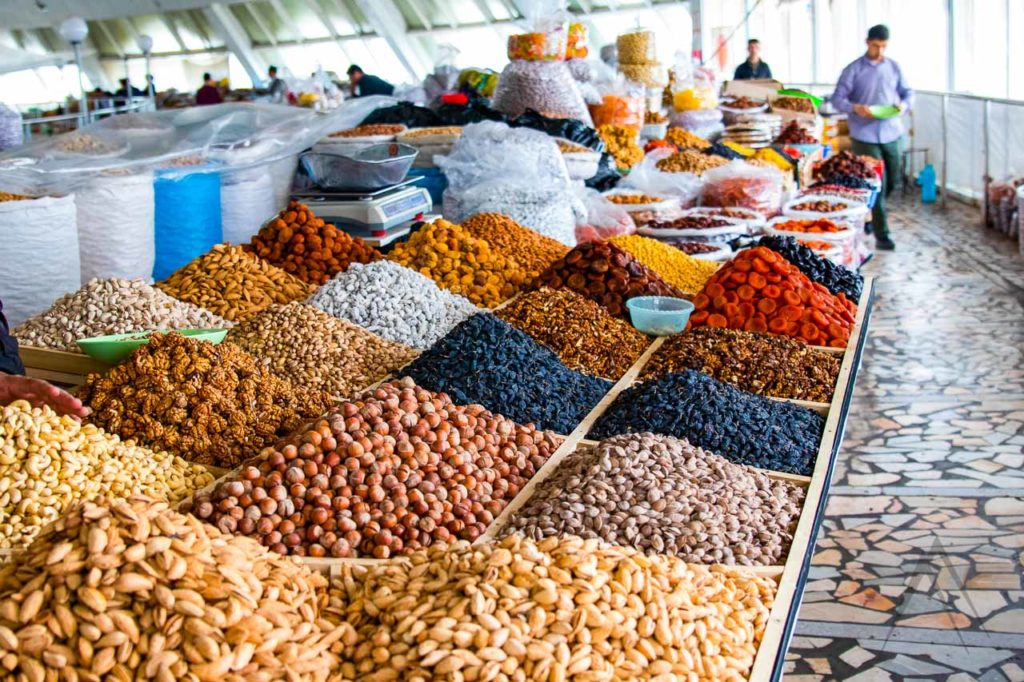 Artesanía y cerámica tradicional uzbeka en el bazar Chorsu