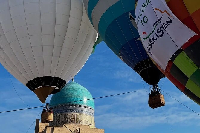 Parapente sobre montañas de Uzbekistán