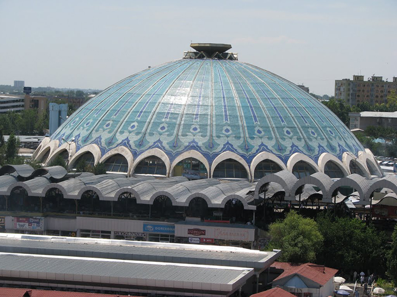 Cúpula principal del bazar Chorsu en Taskent vista desde el exterior