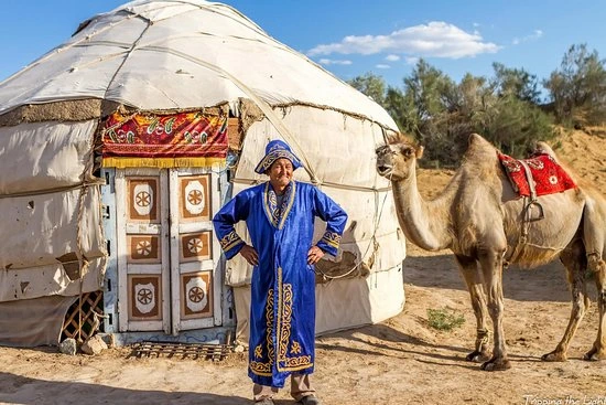 Campamento de yurtas en Uzbekistán