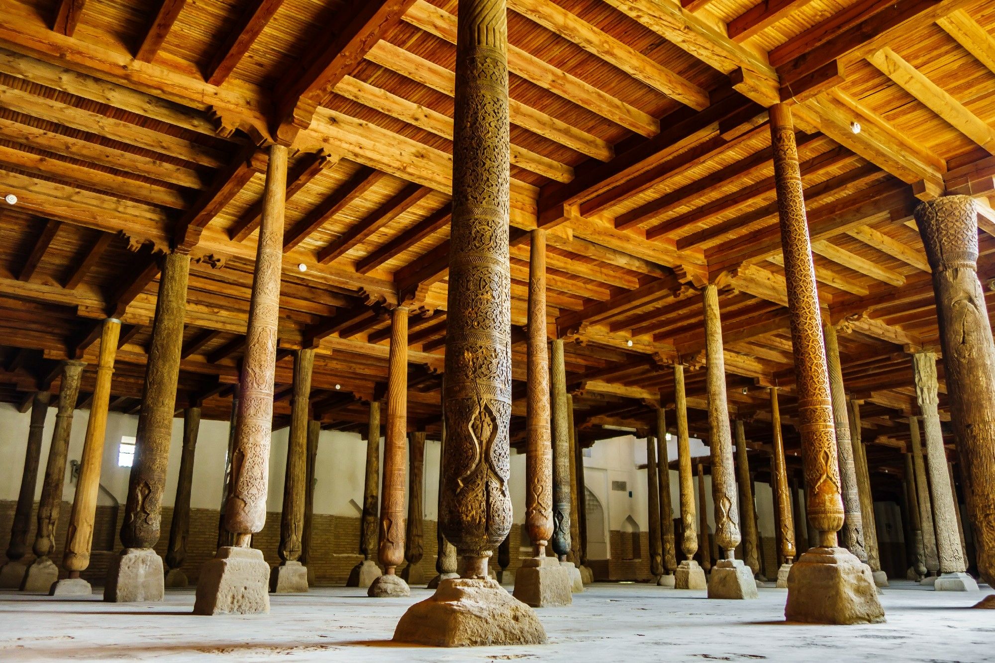 Mezquita Djuma (Juma Mosque) en Jiva: columnas de madera y atmósfera única dentro de Itchan-Kala