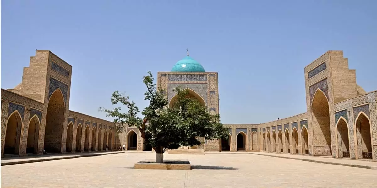 Mezquita Kalon de Bujará: patio, galerías y arquitectura islámica en la Ruta de la Seda